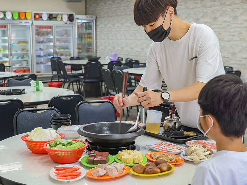大湖口火鍋城 一盤肉只要$100元，桌邊麻油爆炒石頭火鍋，還有紅燒鰻、吉古拉特色火鍋鍋料一起吃