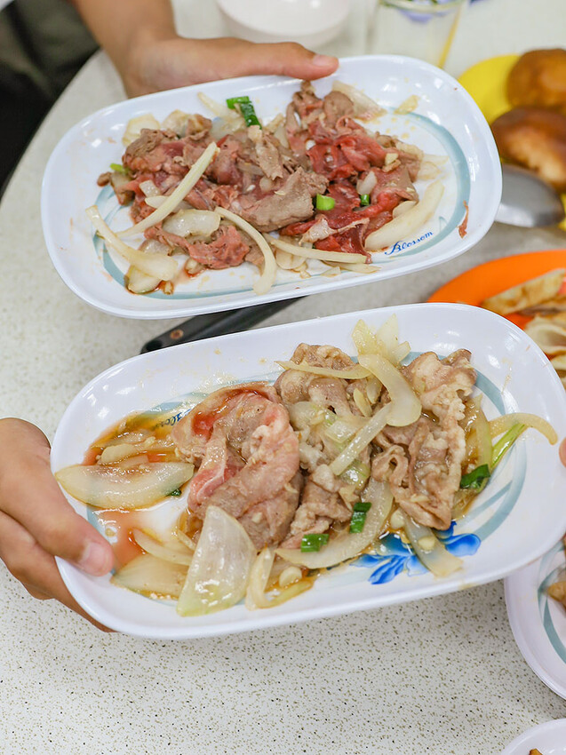 大湖口火鍋城 一盤肉只要$100元，桌邊麻油爆炒石頭火鍋，還有紅燒鰻、吉古拉特色火鍋鍋料一起吃