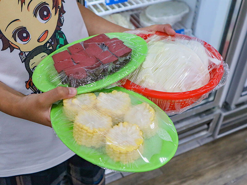 大湖口火鍋城 一盤肉只要$100元，桌邊麻油爆炒石頭火鍋，還有紅燒鰻、吉古拉特色火鍋鍋料一起吃