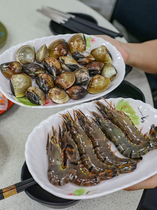 大湖口火鍋城 一盤肉只要$100元，桌邊麻油爆炒石頭火鍋，還有紅燒鰻、吉古拉特色火鍋鍋料一起吃