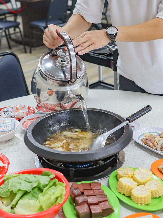 大湖口火鍋城 一盤肉只要$100元，桌邊麻油爆炒石頭火鍋，還有紅燒鰻、吉古拉特色火鍋鍋料一起吃