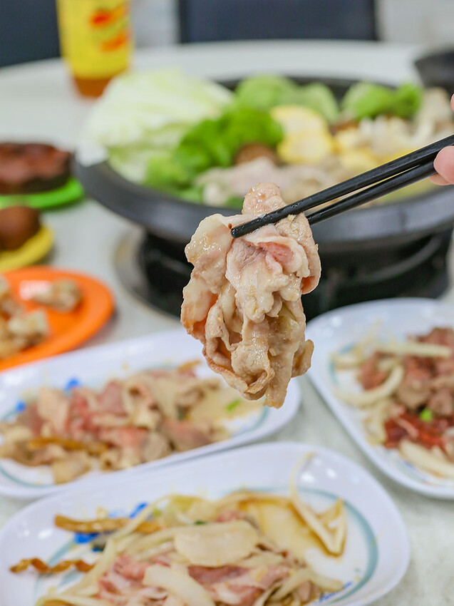 大湖口火鍋城 一盤肉只要$100元，桌邊麻油爆炒石頭火鍋，還有紅燒鰻、吉古拉特色火鍋鍋料一起吃