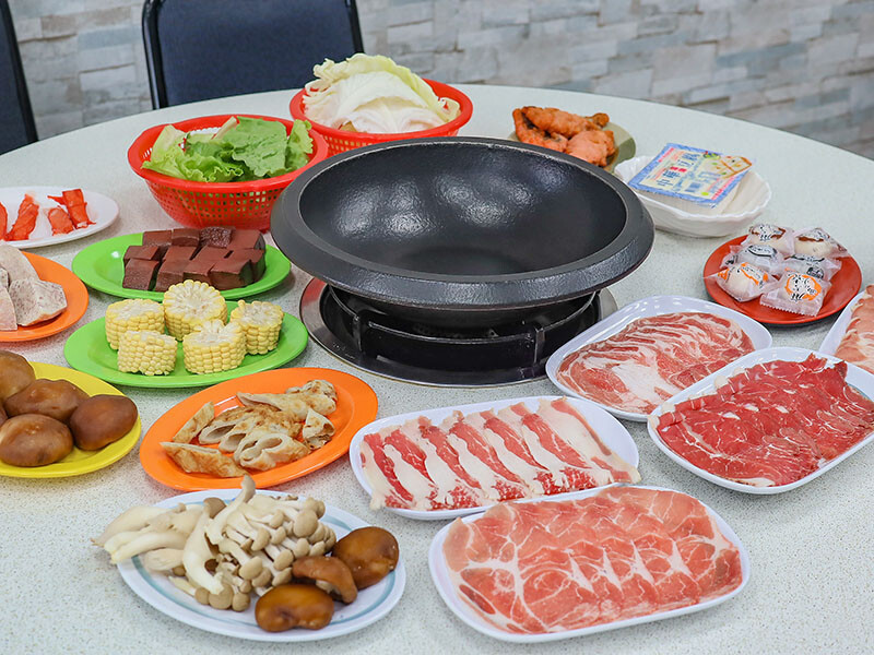 大湖口火鍋城 一盤肉只要$100元，桌邊麻油爆炒石頭火鍋，還有紅燒鰻、吉古拉特色火鍋鍋料一起吃