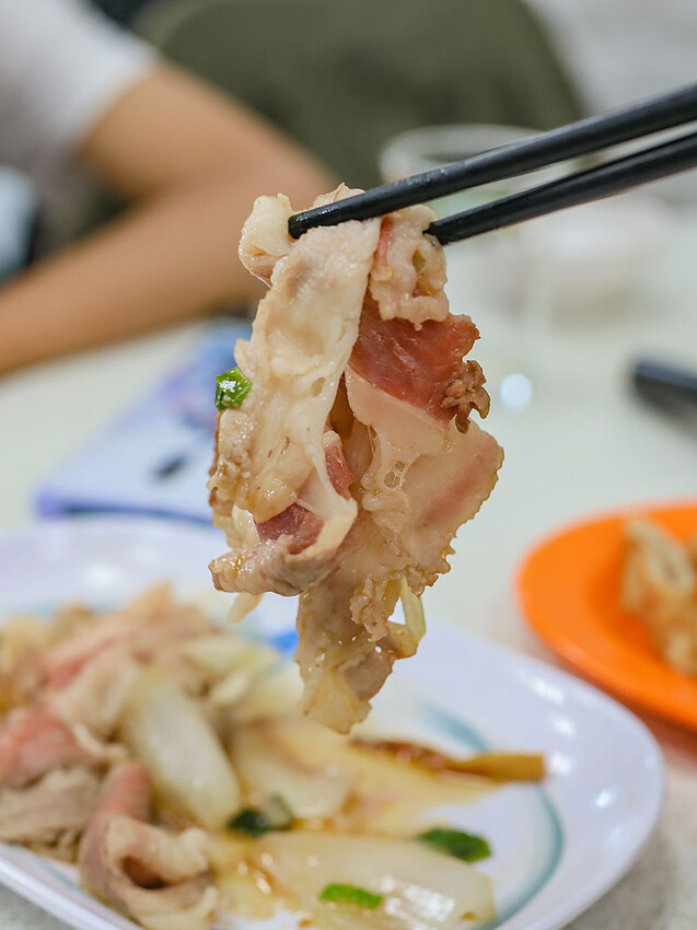 大湖口火鍋城 一盤肉只要$100元，桌邊麻油爆炒石頭火鍋，還有紅燒鰻、吉古拉特色火鍋鍋料一起吃