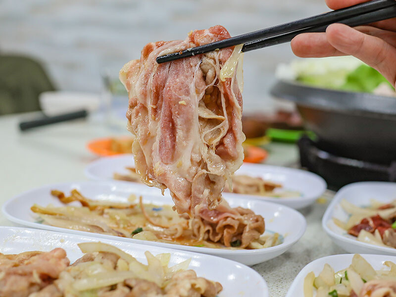 大湖口火鍋城 一盤肉只要$100元，桌邊麻油爆炒石頭火鍋，還有紅燒鰻、吉古拉特色火鍋鍋料一起吃