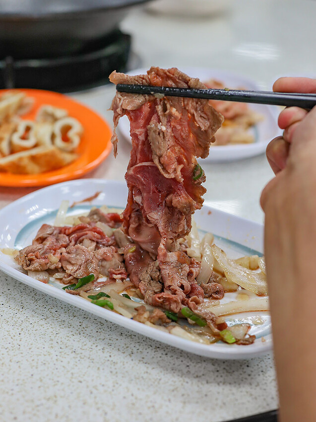 大湖口火鍋城 一盤肉只要$100元，桌邊麻油爆炒石頭火鍋，還有紅燒鰻、吉古拉特色火鍋鍋料一起吃