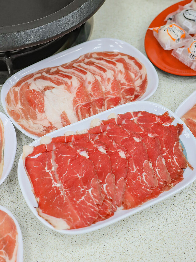 大湖口火鍋城 一盤肉只要$100元，桌邊麻油爆炒石頭火鍋，還有紅燒鰻、吉古拉特色火鍋鍋料一起吃