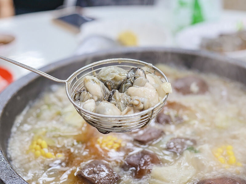 大湖口火鍋城 一盤肉只要$100元，桌邊麻油爆炒石頭火鍋，還有紅燒鰻、吉古拉特色火鍋鍋料一起吃