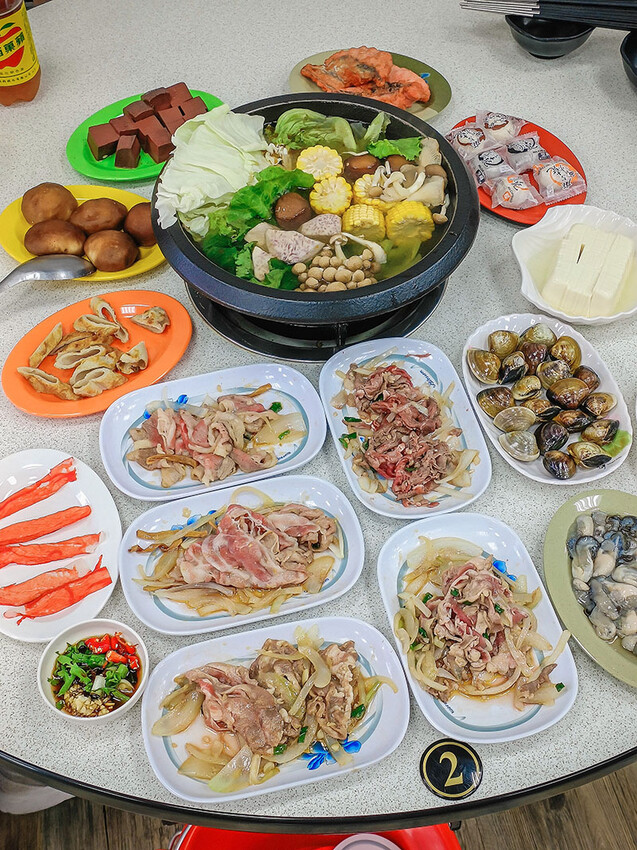 大湖口火鍋城 一盤肉只要$100元，桌邊麻油爆炒石頭火鍋，還有紅燒鰻、吉古拉特色火鍋鍋料一起吃