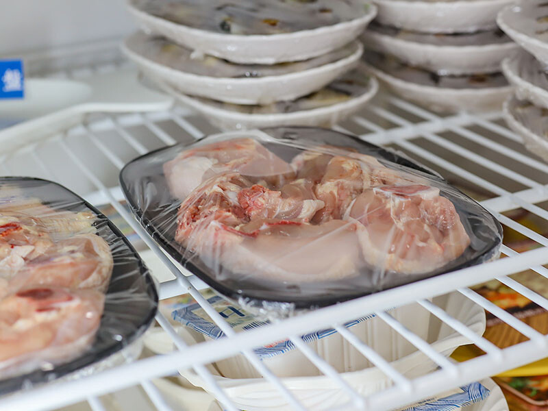 大湖口火鍋城 一盤肉只要$100元，桌邊麻油爆炒石頭火鍋，還有紅燒鰻、吉古拉特色火鍋鍋料一起吃