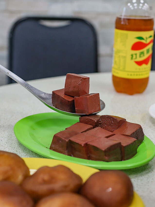 大湖口火鍋城 一盤肉只要$100元，桌邊麻油爆炒石頭火鍋，還有紅燒鰻、吉古拉特色火鍋鍋料一起吃