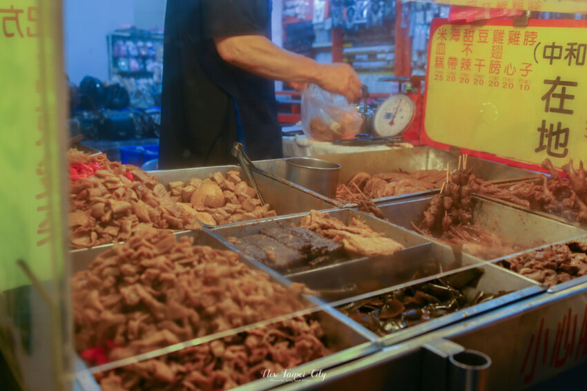 【興南夜市美食】在地人從小吃到大！唐老鴨滷味攤，香甜過癮好滋味。