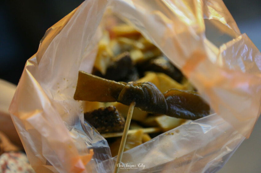 【興南夜市美食】在地人從小吃到大！唐老鴨滷味攤，香甜過癮好滋味。