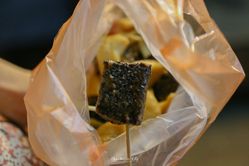 【興南夜市美食】在地人從小吃到大！唐老鴨滷味攤，香甜過癮好滋味。