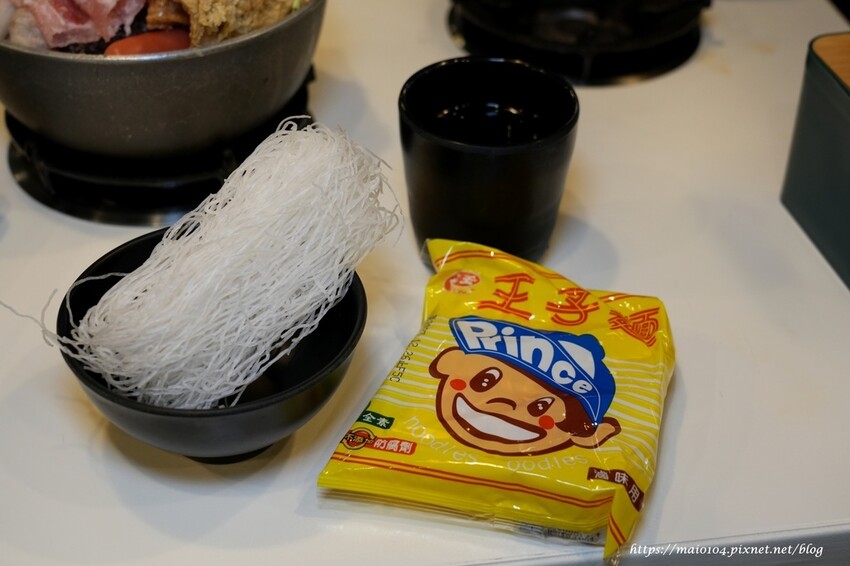 林口/龜山小火鍋推薦|開鍋OPEN POT林口長庚店~平價小火鍋,滷肉飯、王子麵、冬粉、飲品、霜淇淋等自助吧