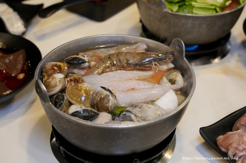 林口/龜山小火鍋推薦|開鍋OPEN POT林口長庚店~平價小火鍋,滷肉飯、王子麵、冬粉、飲品、霜淇淋等自助吧