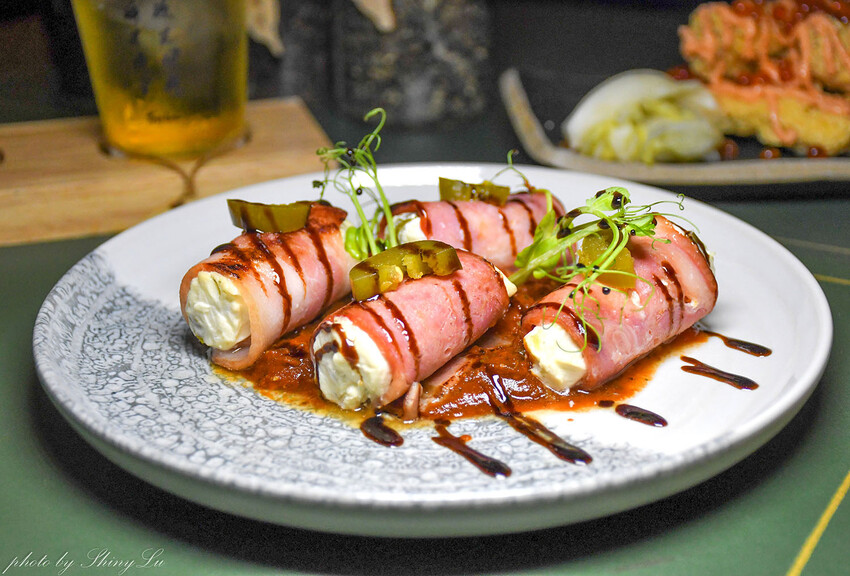 週四五有駐唱，店內裝潢以大量花藝裝飾為基底，氛圍浪漫又舒適