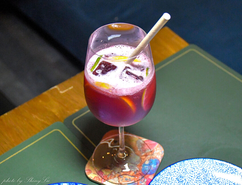 週四五有駐唱，店內裝潢以大量花藝裝飾為基底，氛圍浪漫又舒適