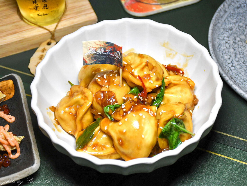 週四五有駐唱，店內裝潢以大量花藝裝飾為基底，氛圍浪漫又舒適