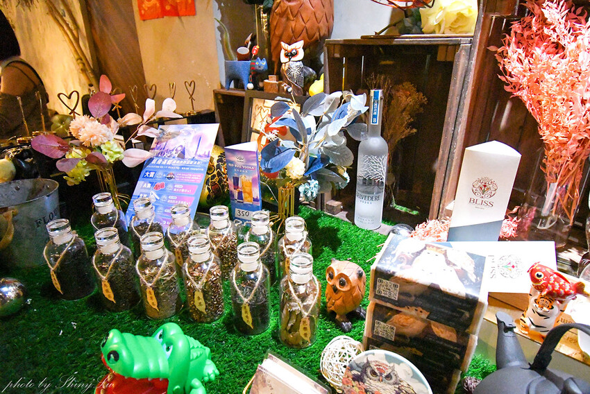 週四五有駐唱，店內裝潢以大量花藝裝飾為基底，氛圍浪漫又舒適