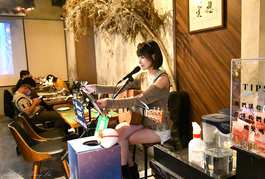 週四五有駐唱，店內裝潢以大量花藝裝飾為基底，氛圍浪漫又舒適