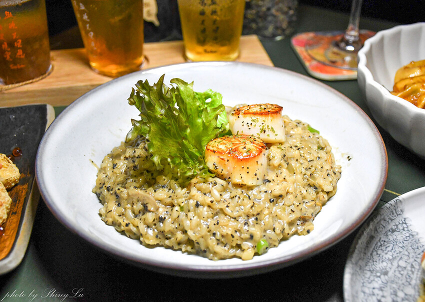 週四五有駐唱，店內裝潢以大量花藝裝飾為基底，氛圍浪漫又舒適