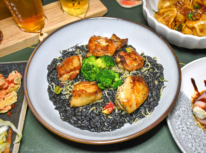 週四五有駐唱，店內裝潢以大量花藝裝飾為基底，氛圍浪漫又舒適