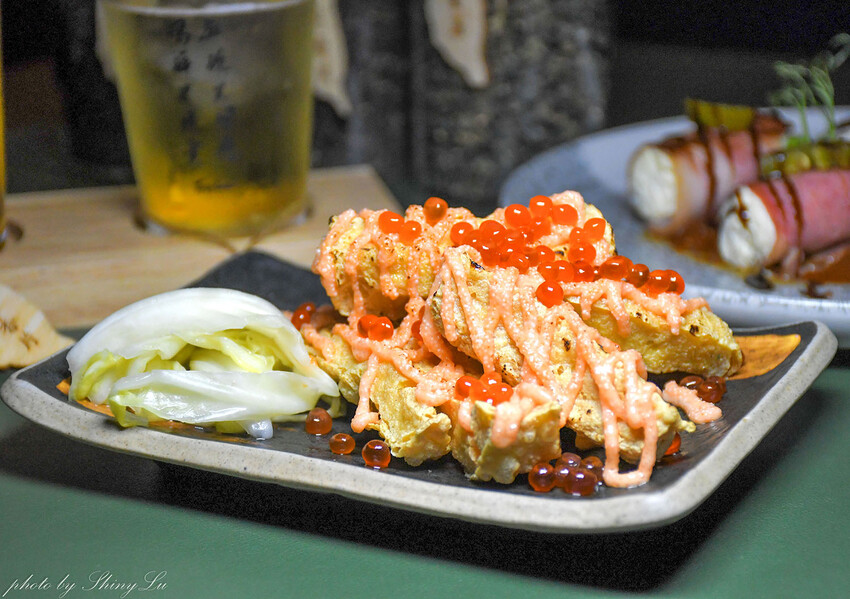 週四五有駐唱，店內裝潢以大量花藝裝飾為基底，氛圍浪漫又舒適