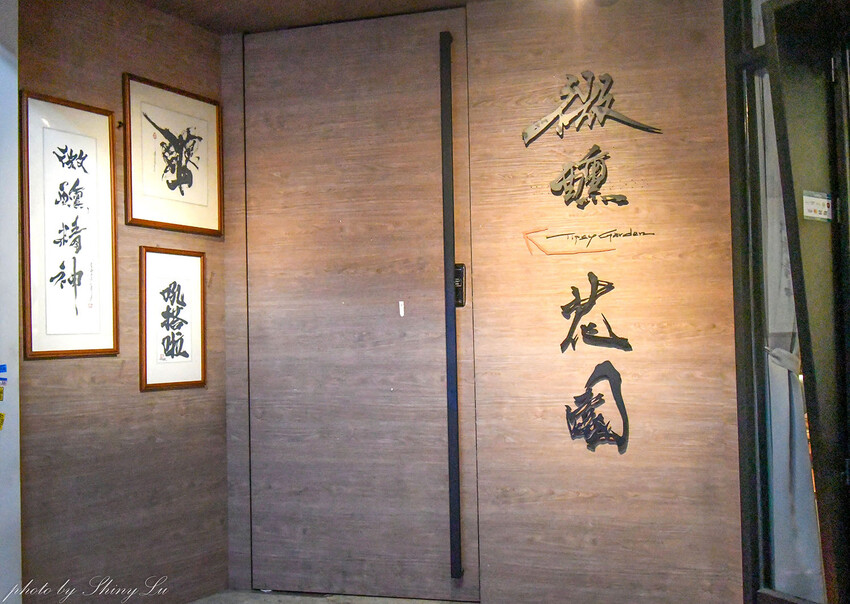 週四五有駐唱，店內裝潢以大量花藝裝飾為基底，氛圍浪漫又舒適