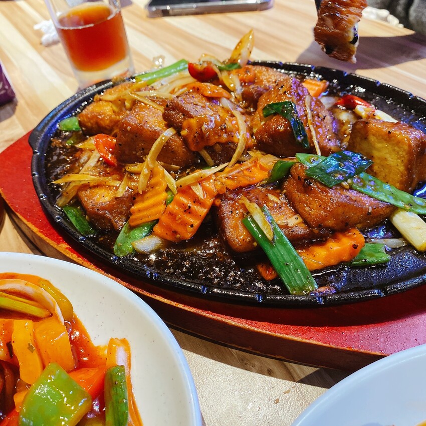 桃園車站新開幕高CP值吃到飽火鍋 —饗和牛鍋物放題,午餐和牛吃到飽只要598!?滿滿的肉不怕你吃根本就是肉