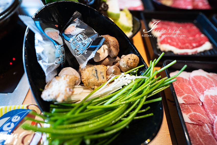 桃園火車站比臉大和牛吃到飽,7種湯底、咖哩飯、超過40種的火鍋蔬菜自助吧,最便宜只要398元起 @Irene's 食旅.時旅