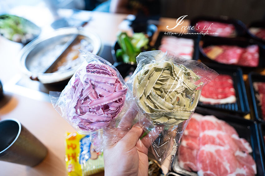 桃園火車站比臉大和牛吃到飽,7種湯底、咖哩飯、超過40種的火鍋蔬菜自助吧,最便宜只要398元起 @Irene's 食旅.時旅