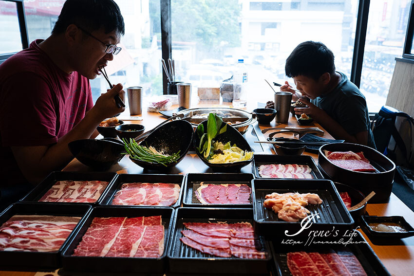 桃園火車站比臉大和牛吃到飽,7種湯底、咖哩飯、超過40種的火鍋蔬菜自助吧,最便宜只要398元起 @Irene's 食旅.時旅