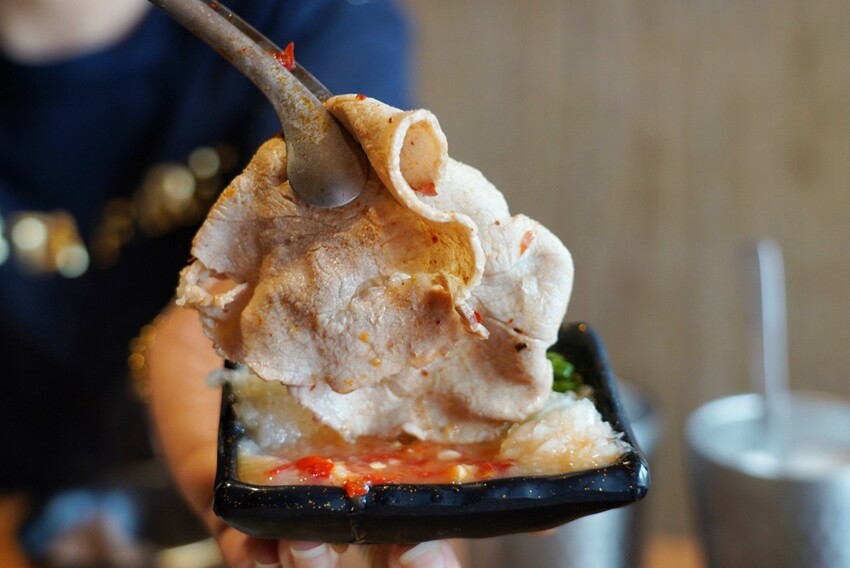 一整排自助區隨你夾！最便宜388元就能吃到飽，新鮮蔬菜、丸子火鍋料就近40種、飲料30種，還有咖哩飯、泰奶霜淇淋