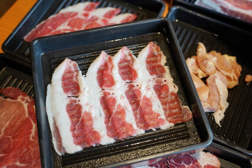 一整排自助區隨你夾！最便宜388元就能吃到飽，新鮮蔬菜、丸子火鍋料就近40種、飲料30種，還有咖哩飯、泰奶霜淇淋