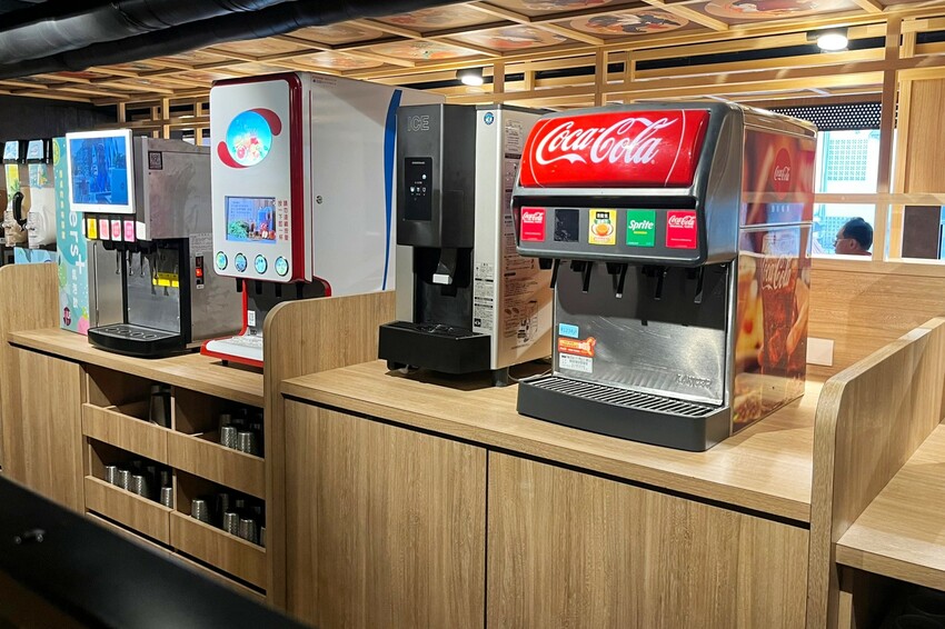 一整排自助區隨你夾！最便宜388元就能吃到飽，新鮮蔬菜、丸子火鍋料就近40種、飲料30種，還有咖哩飯、泰奶霜淇淋