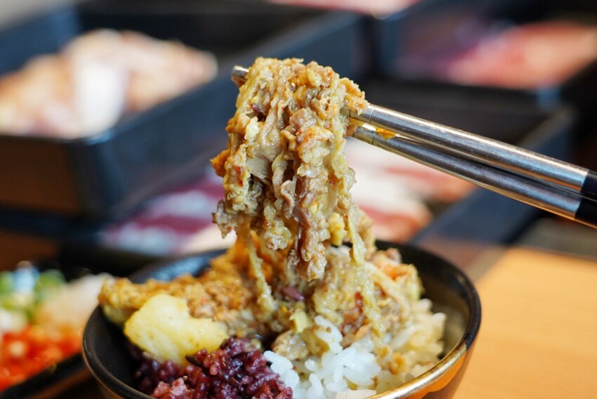 一整排自助區隨你夾！最便宜388元就能吃到飽，新鮮蔬菜、丸子火鍋料就近40種、飲料30種，還有咖哩飯、泰奶霜淇淋