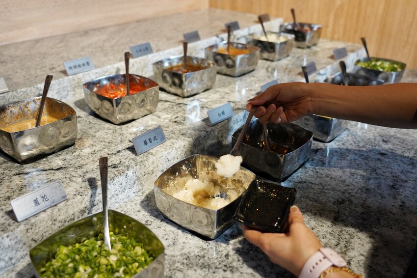 一整排自助區隨你夾！最便宜388元就能吃到飽，新鮮蔬菜、丸子火鍋料就近40種、飲料30種，還有咖哩飯、泰奶霜淇淋