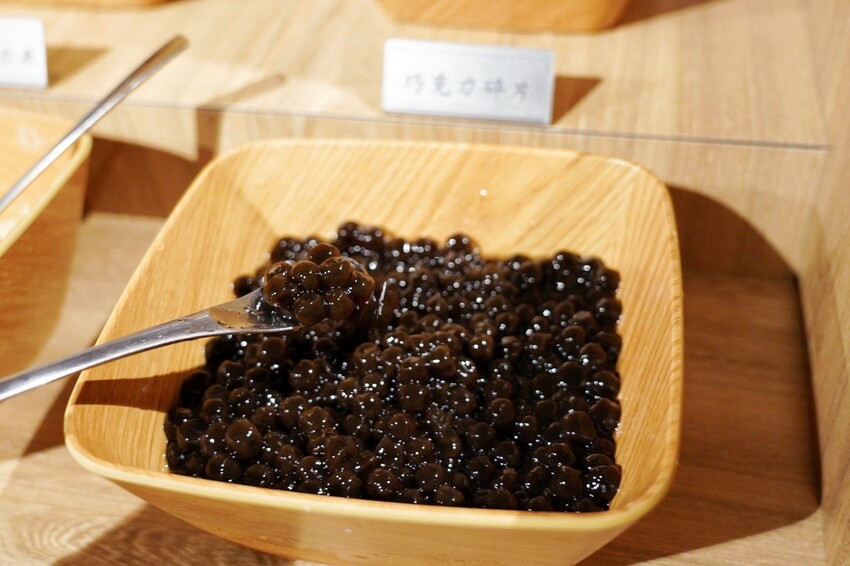 一整排自助區隨你夾！最便宜388元就能吃到飽，新鮮蔬菜、丸子火鍋料就近40種、飲料30種，還有咖哩飯、泰奶霜淇淋