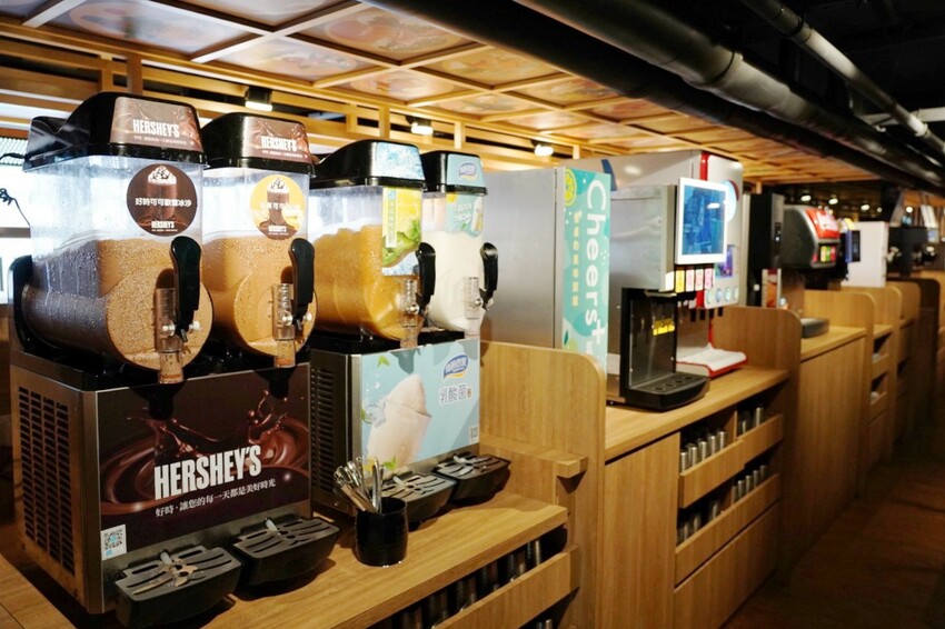 一整排自助區隨你夾！最便宜388元就能吃到飽，新鮮蔬菜、丸子火鍋料就近40種、飲料30種，還有咖哩飯、泰奶霜淇淋