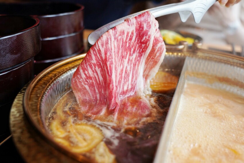 一整排自助區隨你夾！最便宜388元就能吃到飽，新鮮蔬菜、丸子火鍋料就近40種、飲料30種，還有咖哩飯、泰奶霜淇淋