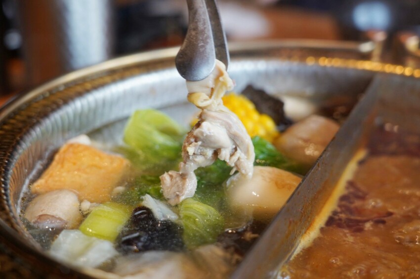 一整排自助區隨你夾！最便宜388元就能吃到飽，新鮮蔬菜、丸子火鍋料就近40種、飲料30種，還有咖哩飯、泰奶霜淇淋