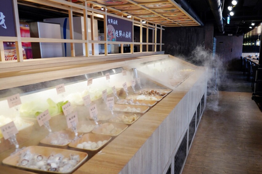 一整排自助區隨你夾！最便宜388元就能吃到飽，新鮮蔬菜、丸子火鍋料就近40種、飲料30種，還有咖哩飯、泰奶霜淇淋