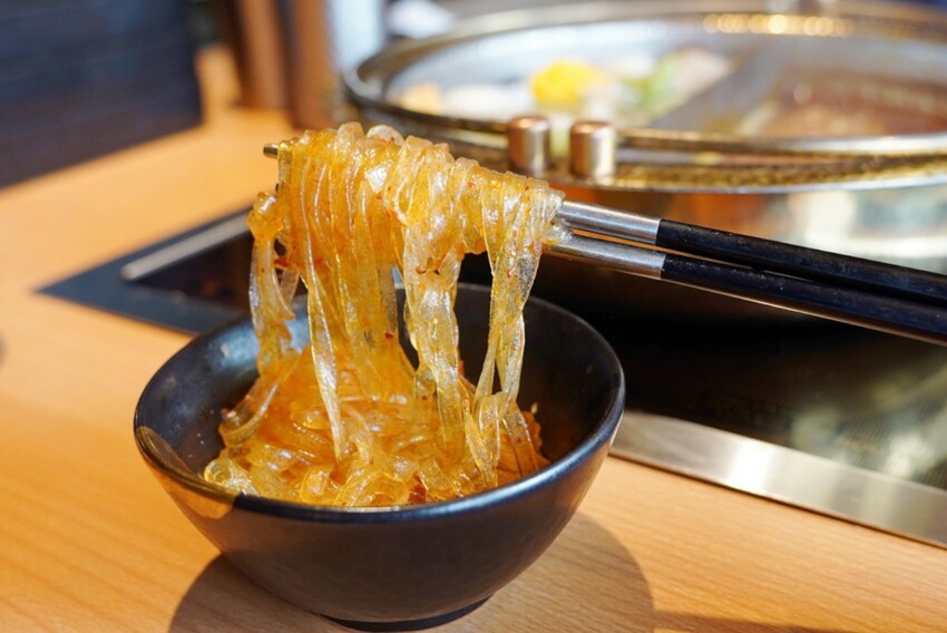 一整排自助區隨你夾！最便宜388元就能吃到飽，新鮮蔬菜、丸子火鍋料就近40種、飲料30種，還有咖哩飯、泰奶霜淇淋