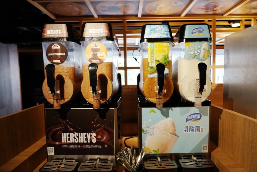 一整排自助區隨你夾！最便宜388元就能吃到飽，新鮮蔬菜、丸子火鍋料就近40種、飲料30種，還有咖哩飯、泰奶霜淇淋