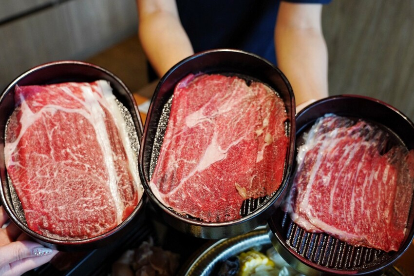 一整排自助區隨你夾！最便宜388元就能吃到飽，新鮮蔬菜、丸子火鍋料就近40種、飲料30種，還有咖哩飯、泰奶霜淇淋