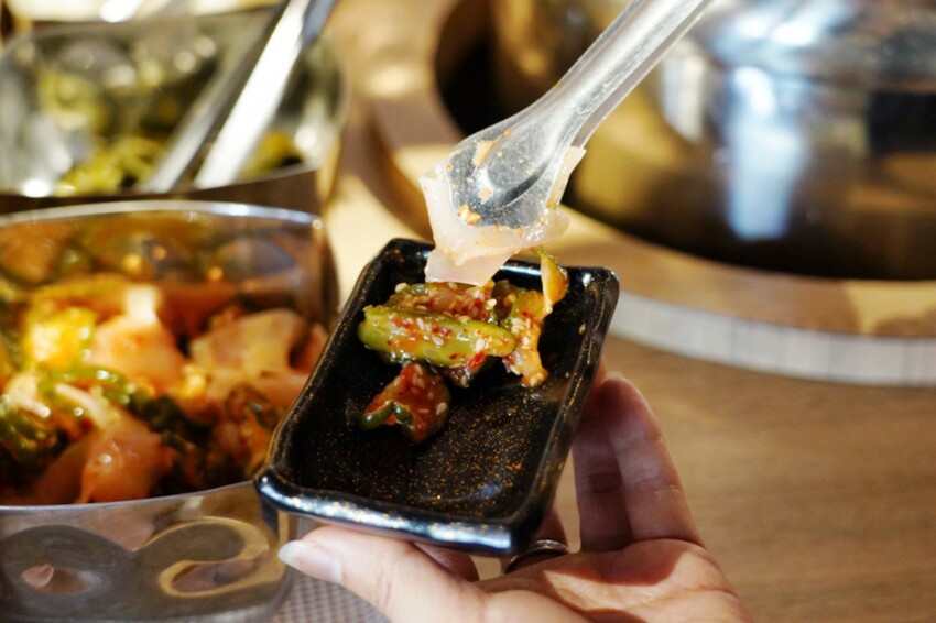 一整排自助區隨你夾！最便宜388元就能吃到飽，新鮮蔬菜、丸子火鍋料就近40種、飲料30種，還有咖哩飯、泰奶霜淇淋