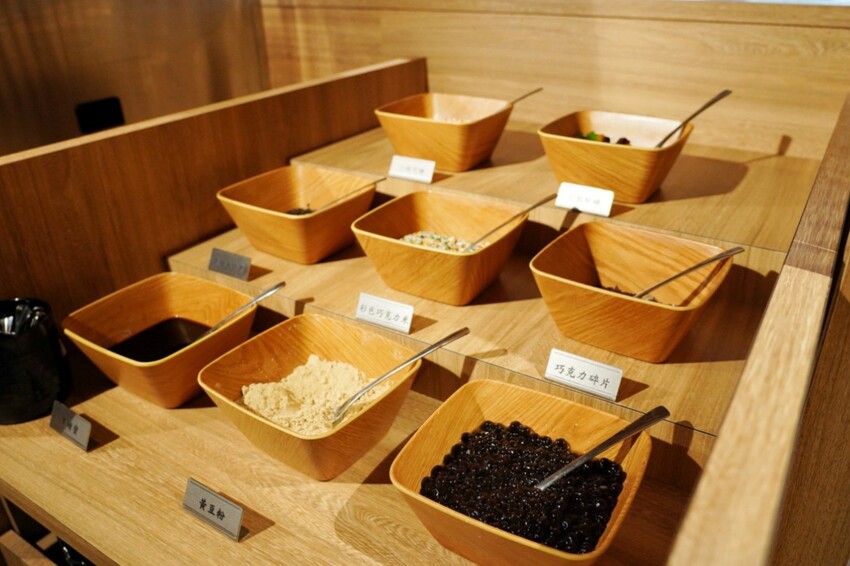 一整排自助區隨你夾！最便宜388元就能吃到飽，新鮮蔬菜、丸子火鍋料就近40種、飲料30種，還有咖哩飯、泰奶霜淇淋