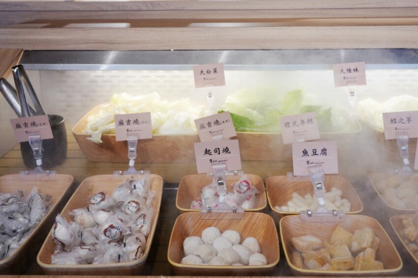 一整排自助區隨你夾！最便宜388元就能吃到飽，新鮮蔬菜、丸子火鍋料就近40種、飲料30種，還有咖哩飯、泰奶霜淇淋