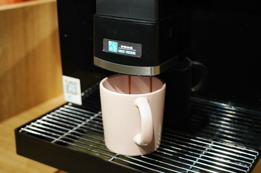 一整排自助區隨你夾！最便宜388元就能吃到飽，新鮮蔬菜、丸子火鍋料就近40種、飲料30種，還有咖哩飯、泰奶霜淇淋